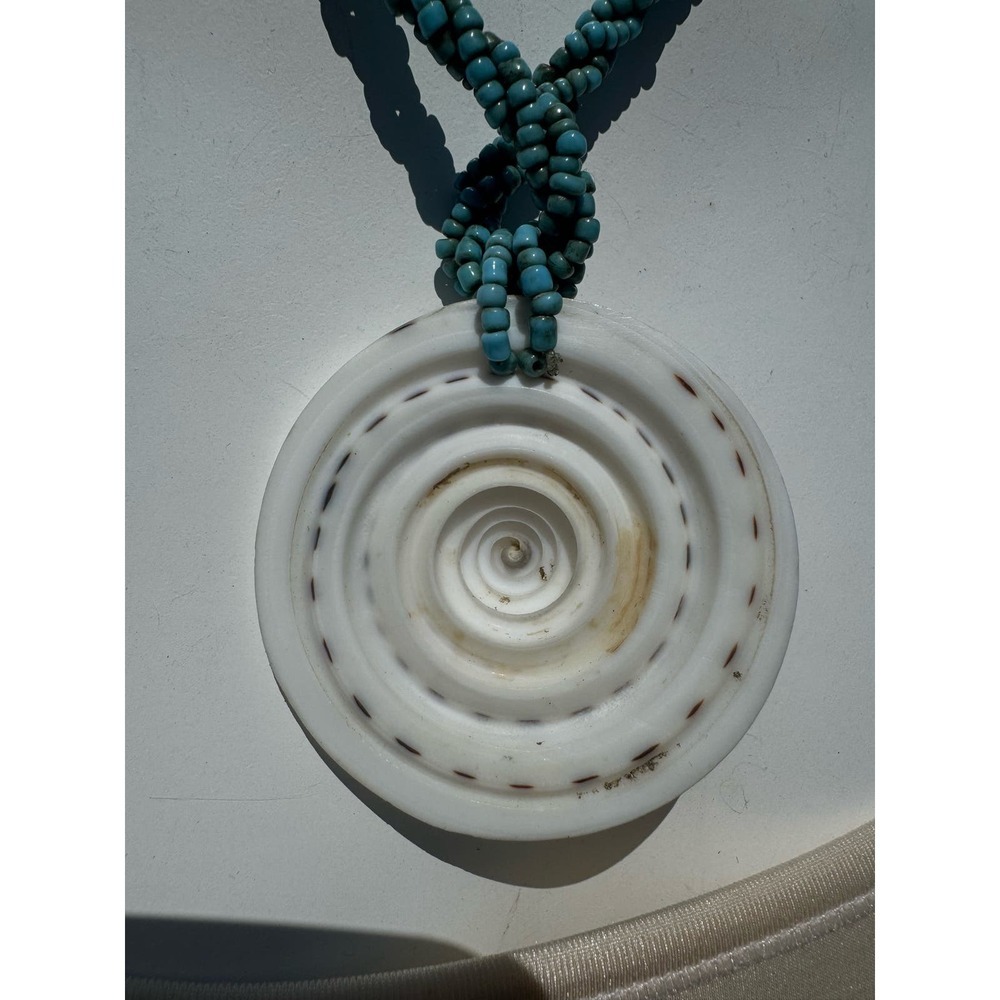 Turquoise Beaded Elegant Dosinia Shell Pendant Necklace - Picture 4 of 8